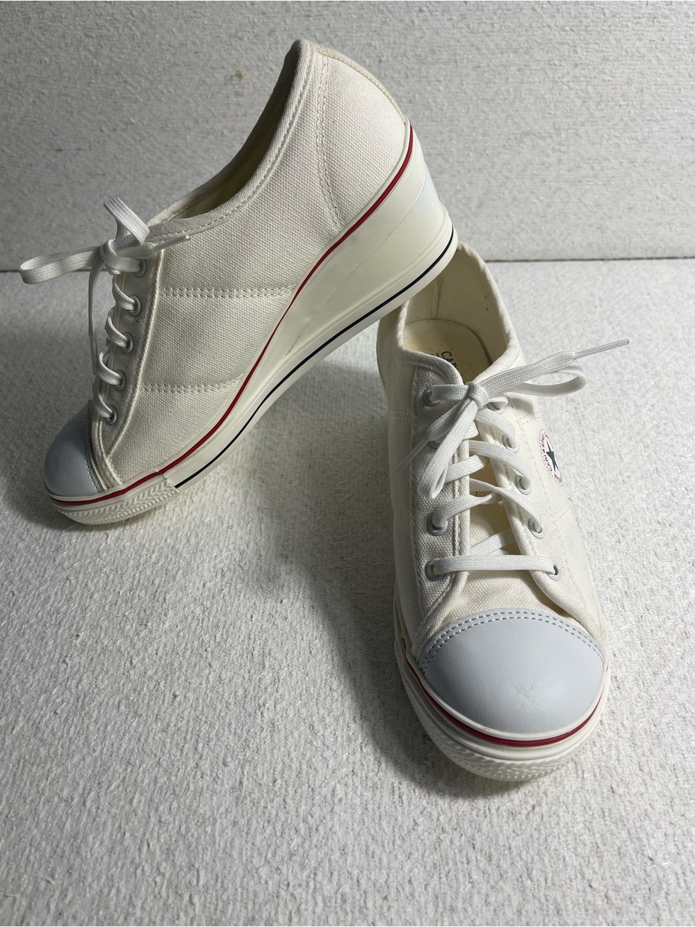 Cari Star Women’s Cream Canvas Low Top Lace-Up Sneakers Size 7. SKU#0749